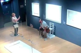 سائح يحطّم كرسي «فان جوخ» بسبب صورة