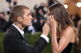 هايلي بيبر تبكي بسبب سيلينا غوميز