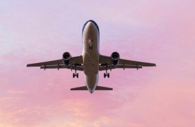 المضيفة تثبت هاتفها «سرا» على مقعد مرحاض الطائرة