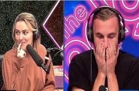 تكتشف خيانته أثناء بث إذاعي حي