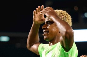 لماذا يحتفل لامين يامال بوضع «تاج» على رأسه؟