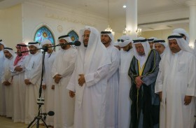 حاكم الشارقة يؤدي صلاة الجنازة على جثمان صقر بن راشد القاسمي