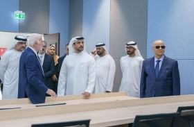 سلطان بن أحمد القاسمي يتفقد مكتبة الكليات الطبية في جامعة الشارقة بحلتها الجديدة