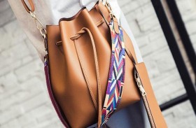 الحقيبة الدلو تتربع على عرش الموضة