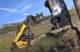 مزارع غاضب يحطم سيارة بجرافة 