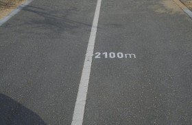 بلدية مدينة أبوظبي تنفذ مبادرة لكتابة عبارات تحفيزية على مسارات المشي والدراجات الهوائية