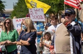 تتظاهر ضد الحجر فتصاب بكورونا