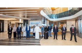 عبدالله آل حامد يزور مركز التطعيم الخاص بلقاحات كوفيد- 19 في ميديكلينيك 