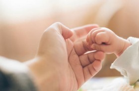 تعامل معها كالدمية .. طفل يقتل مولودة في مستشفى