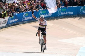 «الإمارات للدراجات» وصيفا في سباق «باريس روبيه»