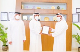 عبدالعزيز النعيمي يتسلم شهادة المعيار الدولي لتجربة المتعاملين