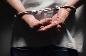 شاب يقتل شقيقته بموافقة والدتها