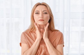 طبيب يوضح كيفية التعرف على أمراض الغدة الدرقية