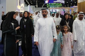 سيف بن زايد يزور معرض واجهة التعليم في أبوظبي