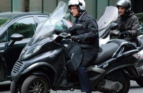 دراجة استقلها هولاند ليتسلل من الإليزيه تباع بهذا المبلغ