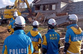 المنقذون يسابقون الزمن للعثور على ناجين بعد زلزال اليابان 