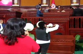 طردها نواب الدستوري الحر: وزيرة تتعرض لوعكة صحية