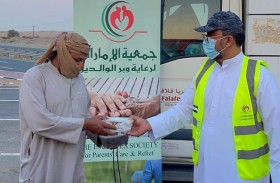 جمعية الإمارات لرعاية وبر الوالدين توزع وجبات إفطار صائم 