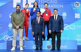 سالم بن سلطان القاسمي يتوج الفائزات بسلاح السابر في بطولة العالم للمبارزة بجورجيا