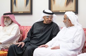 رئيس الدولة يقدم واجب العزاء في وفـاة محمـد مبـارك المنصـوري