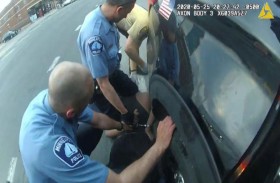  فيديو لشرطة منيابوليس يكشف صراعاً قبل وفاة فلويد 