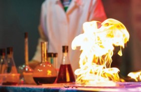 انفجار تجربة علمية .. والطلاب يحترقون داخل المختبر