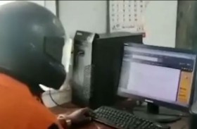 هنود يرتدون الخوذ على مكاتبهم لسبب قاتل