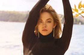 سيدني سويني تحول ماء استحمامها إلى صابون للمعجبين!