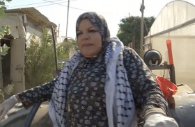 أعلنت التحدي.. فلسطينية تقود جرارا وتشغل معها 10 نساء