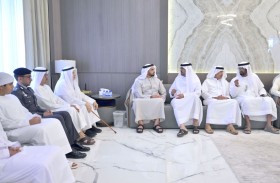 سيف بن زايد يقدم واجب العزاء في وفاة والدة راشد ثاني المطروشي