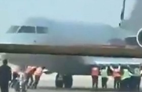 موظفون يجرّون طائرة ركاب عملاقة بأيديهم العارية