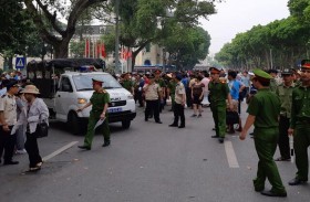 سارق مجوهرات يعرض على المارة أخذها