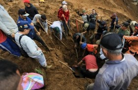 انهيار طيني يودي بحياة 10 أشخاص