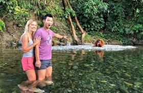 زوجان يعلقان في منتجع فاخر