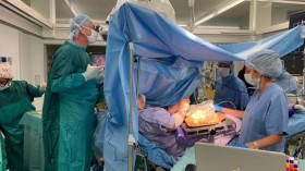 تطبخ أثناء خضوعها لجراحة في المخ