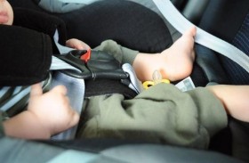 وفاة رضيع نسيه والده في السيارة