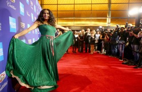 سلمى حايك تخطف الأنظار في مهرجان كان