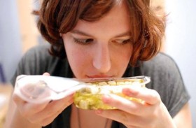 شم الطعام قبل تناوله قد يحفّز الدماغ على الشعور بالشبع