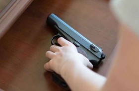 طفل يطلق النار بالخطأ ويقتل شابا أثناء نومه