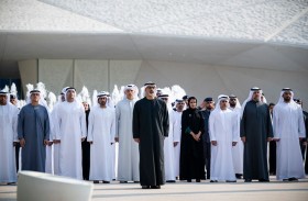 خالد بن محمد بن زايد يرفع علم الدولة أمام متحف زايد الوطني احتفاءً بيوم العلم