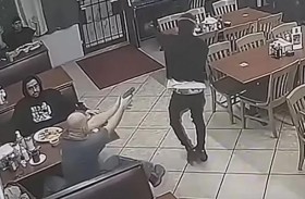 سطو مسلح داخل مطعم.. وزبون ينهي كل شيء 