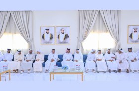 عمار بن حميد يقدم واجب العزاء في وفاة عائشة الخاجة