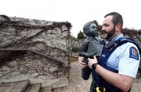 شرطي يقفز في مياه جليدية للقبض على لص