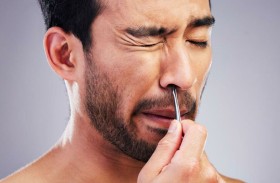 مخاطر صحية يمكن أن تسببها إزالة شعر الأنف أو نتفه