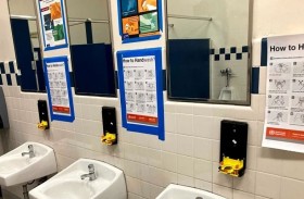 بسبب تيك توك.. مدرسة أمريكية تزيل مرايا الحمامات!