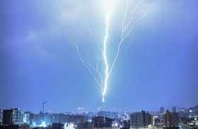 صاعقة تلامس برج الساعة في مكة المكرمة