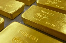 الذهب يتراجع مع احتفاظ الدولار بمكاسبه