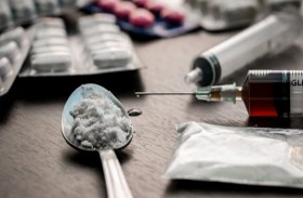 أب يحقن أطفاله بالمخدرات