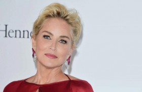 شارون ستون تلفت الأنظار بهذا العمر