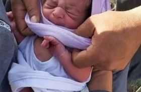نجاة رضيعة وُضعت بحقيبة وأُلقيت في نهر